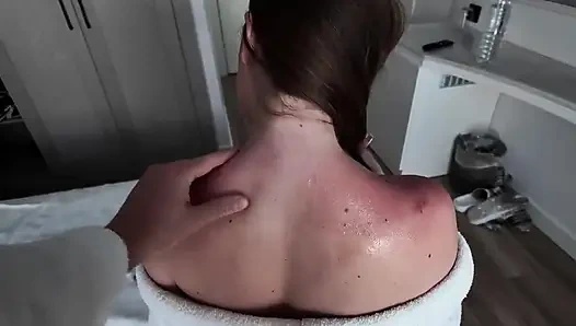 Симпотный Сосед Помог Мне Намазать Спинку Кремом И За Это Он Получил Мое Тело