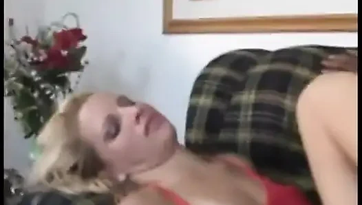 Wunderschöne blondine bekommt ihren engen arsch von einer dicken schwarzen stange gedehnt