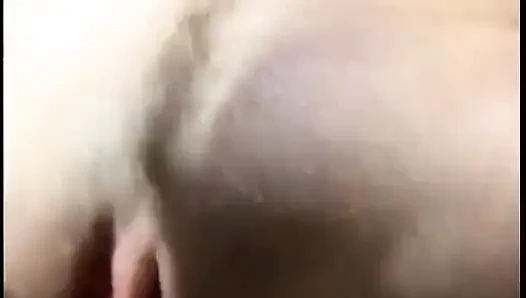 Memek sempit cewek rambut cokelat ini dientot habis-habisan sambil berbaring di ranjang