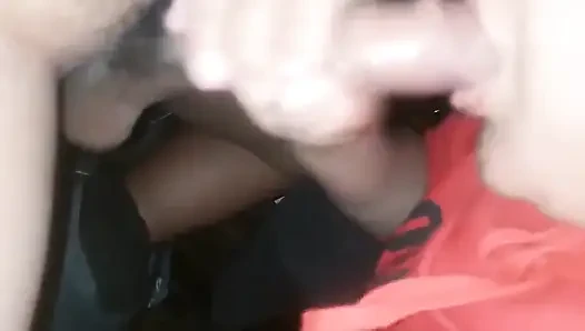 Ibu tiri pacarku lagi asik nyepong kontolku, ups! Aku crot di mulutnya dan dia telan spermanya