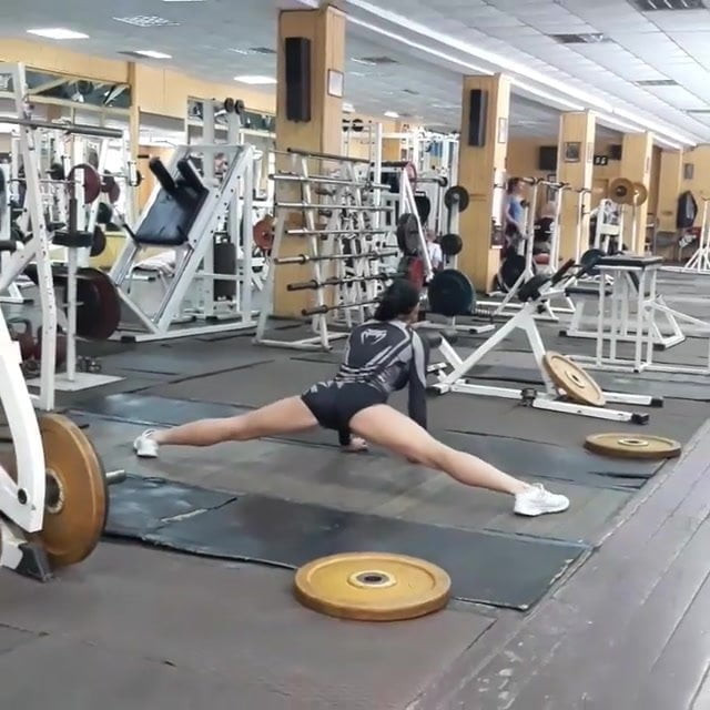 Sexy Ukrainian MMA Fighter Elena Ovchynnikova Gym Stretching