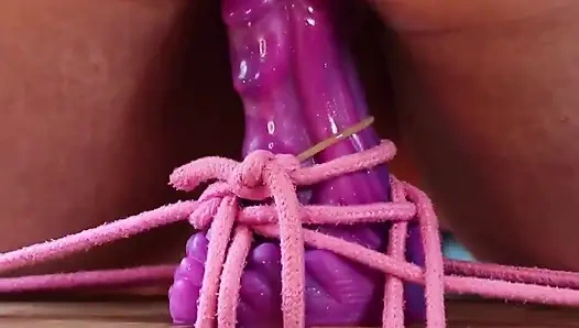 Sevimli iri güzel kadın büyük ejderha dildosuna biniyor