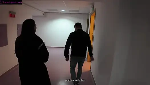 Он продал свою подругу в румынском отеле