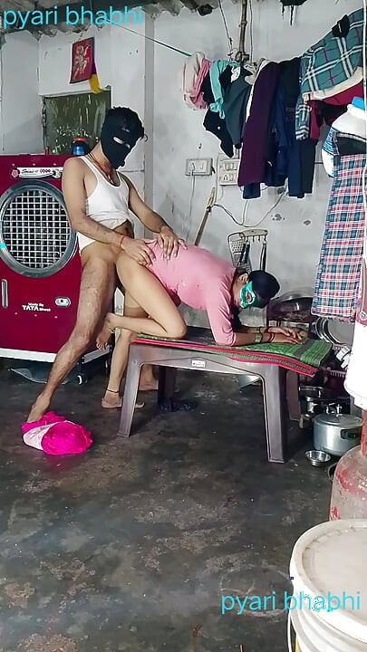 Bester arsch im doggystyle in Hindi audio gefickt, desi mädchen spaß ficken schreien begann, nachdem sie das ganze Land genommen hatte.