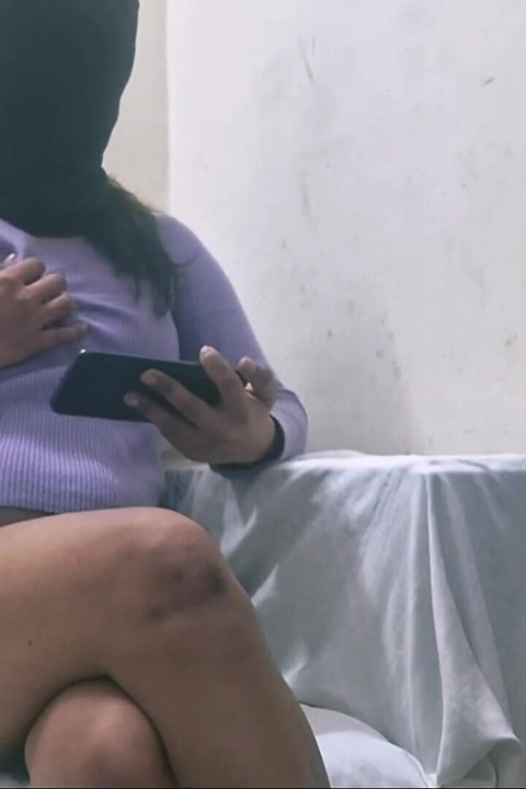 Деси сама си пъха пръсти в путката