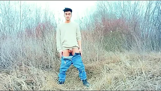 Twink taşakları sıkıyor ve dölle dokunmadan kendi orgazmı mahvediyor