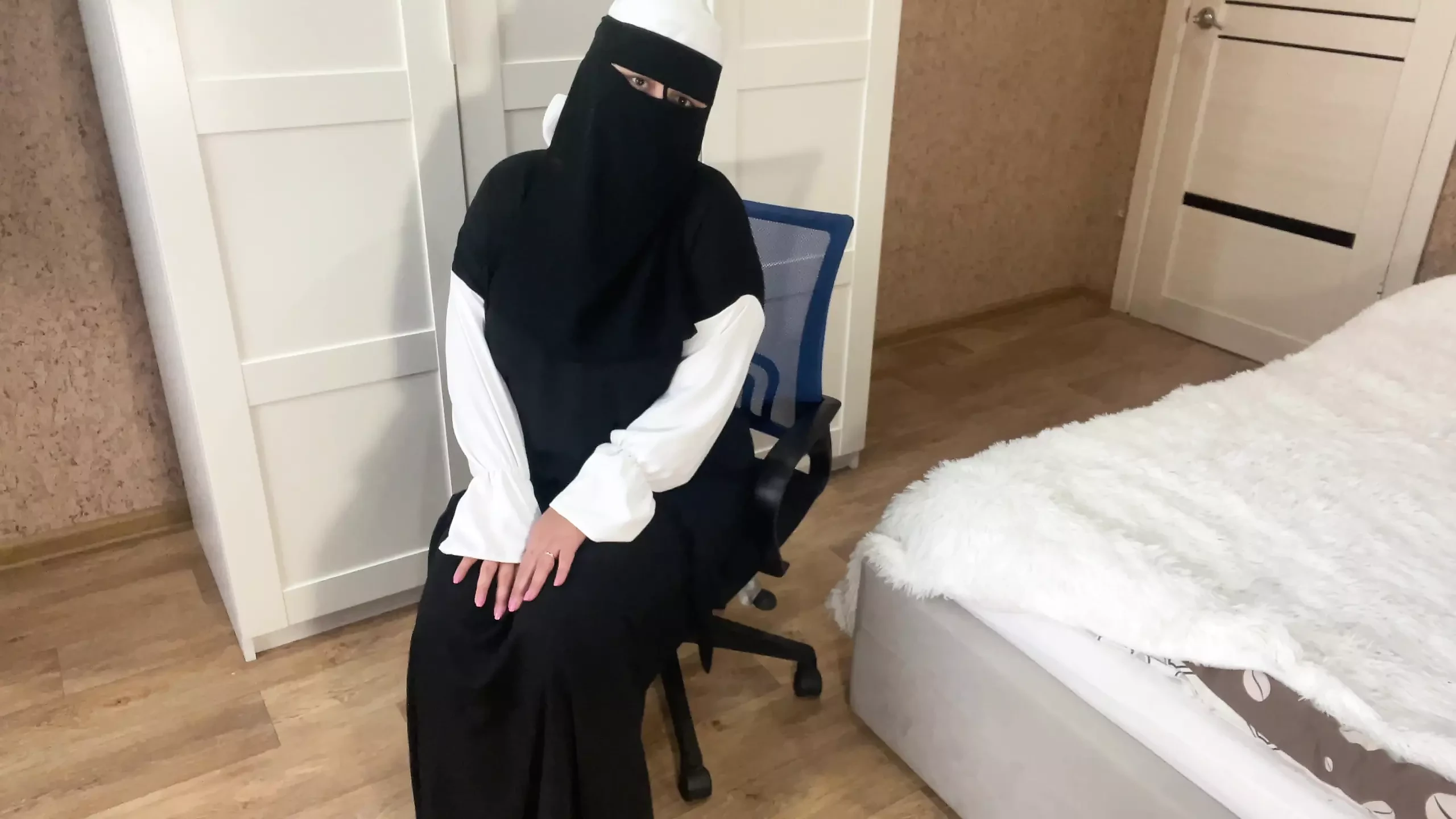 Araba con grandi tette che balla e si masturba la sua figa stretta