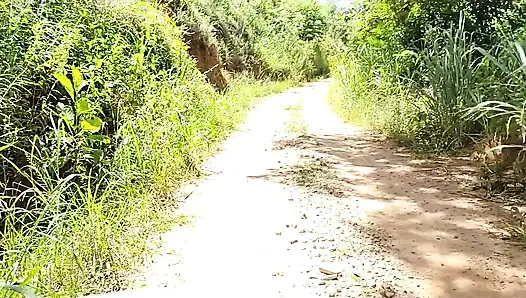 Pamer dan bercinta di tengah jalan.