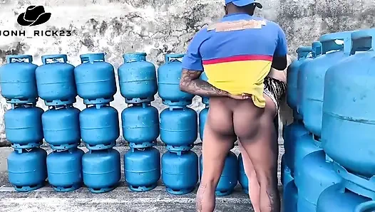 Saya memberikannya kepada petugas pengiriman bensin