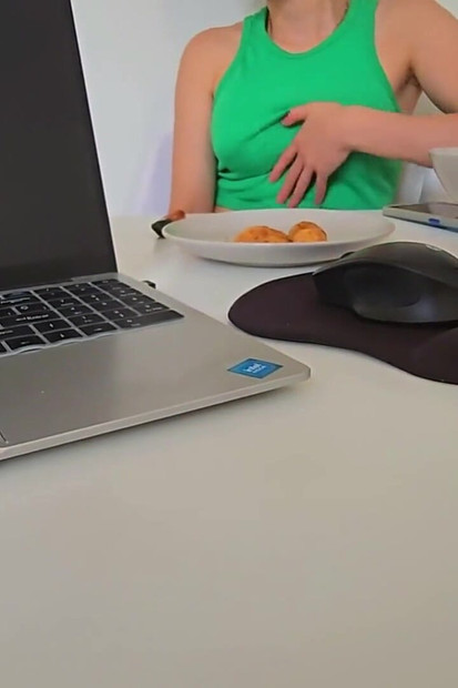 Üvey babam ile kahvaltı yaptım ve beni masanın altında mastürbasyon yaparken yakaladı!