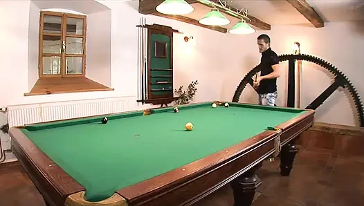 Büyük yaraklı adam bu muhteşem İspanyol hizmetçiyi tüm sıkı genç deliklerinden sikiyor