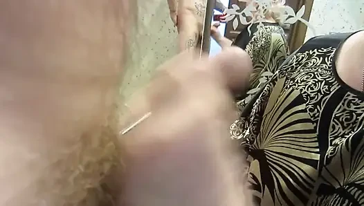 Ibu mertua yang tak pernah puas lagi mengisap penisku dan mendapat sebagian sperma