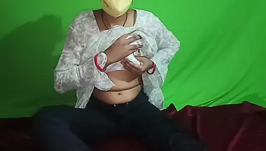 Sudha Bhabhi, a resident of Lucknow, took off her frock and showed off her frock.