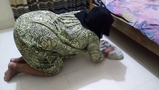 大屁股埃及热辣女仆在清洁室时被困在床底下，然后阿拉伯谢赫通过性交帮助她从床底下出来