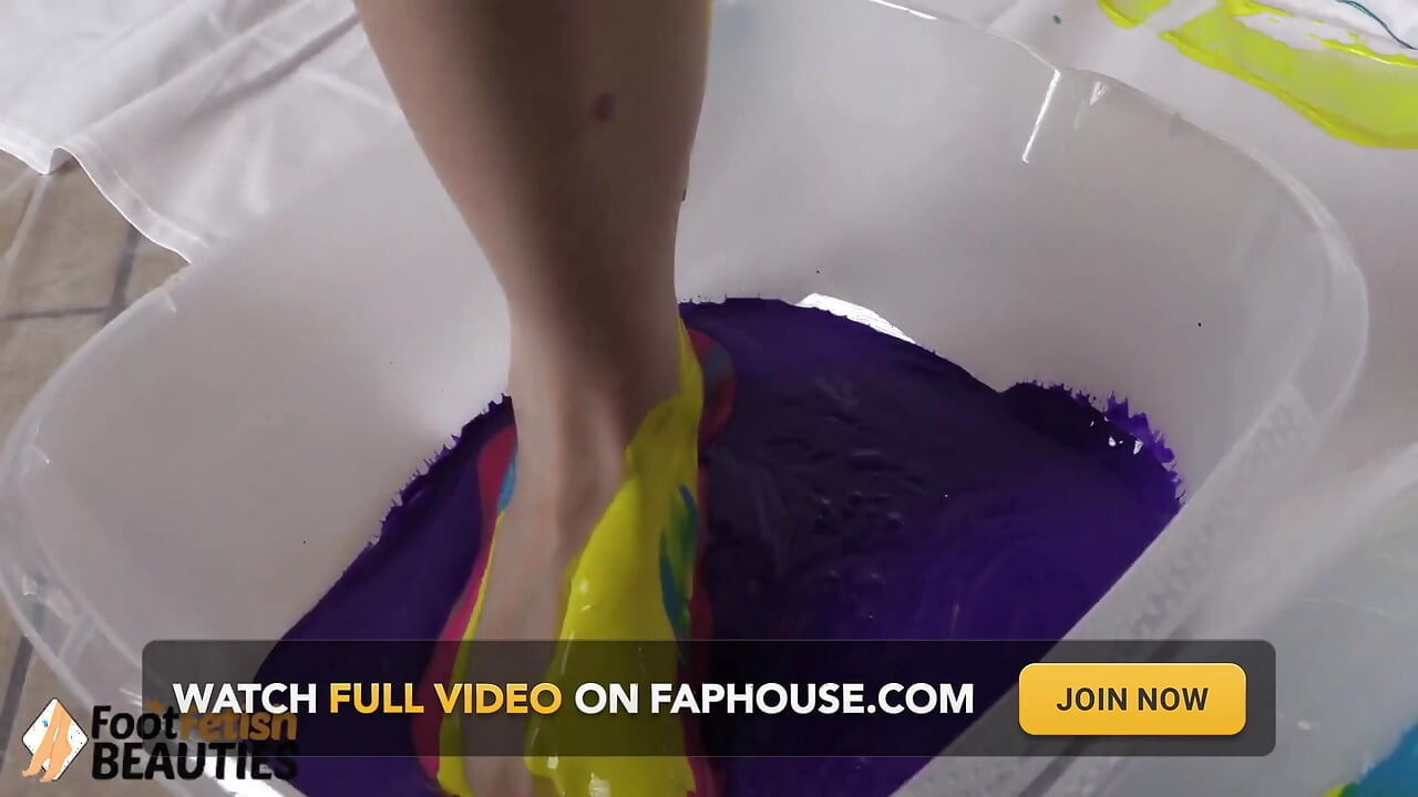 Цветна игра с рижа мацка с малки цици