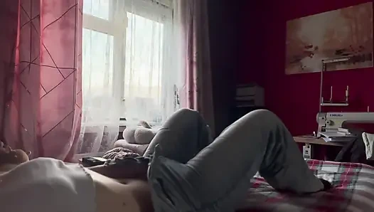 Gadis nakal ini mulai bosan dan mulai masturbasi