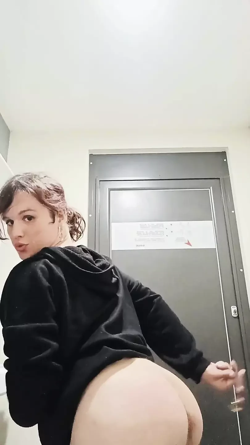 Trisha kendisi ve götüyle oynuyor