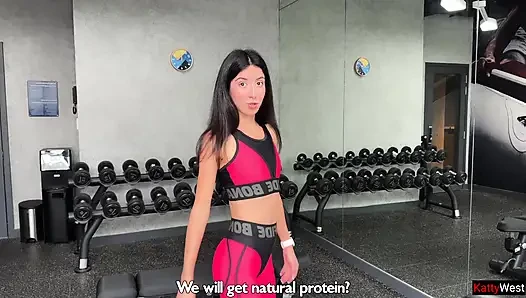 Großzügiger Trainer hilft Katty West, nach dem Training ein Eichhörnchen zu bekommen – Analsex