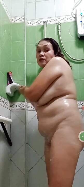 take a bath first but all of the sudden her mind play .u know what's that she play her pussy again ang her big tits wow