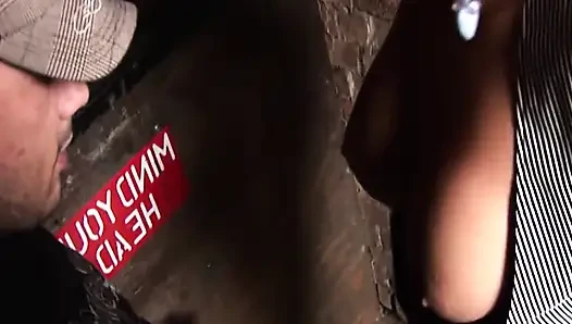 Büyük götlü ve büyük memeli seksi sahne 1_brunette forkliftte sikişiyor