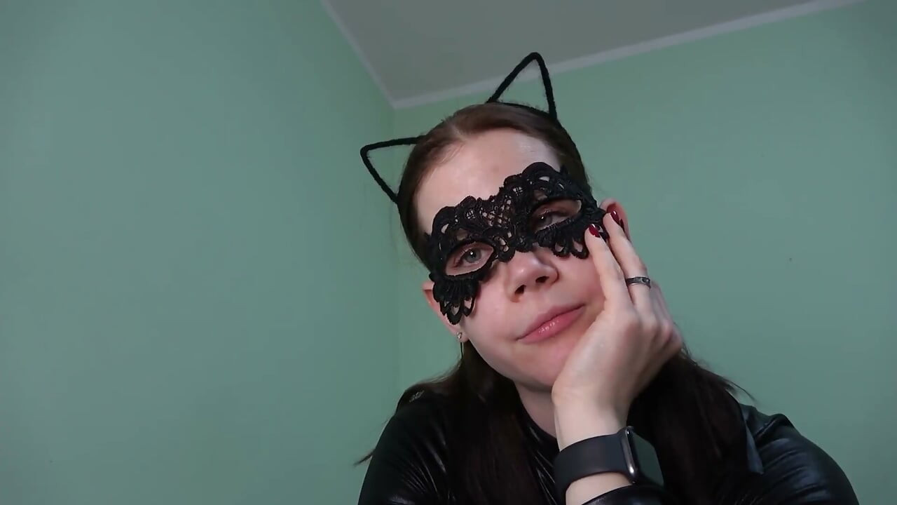 Catwoman Spielt Mit Einer Maus in POV