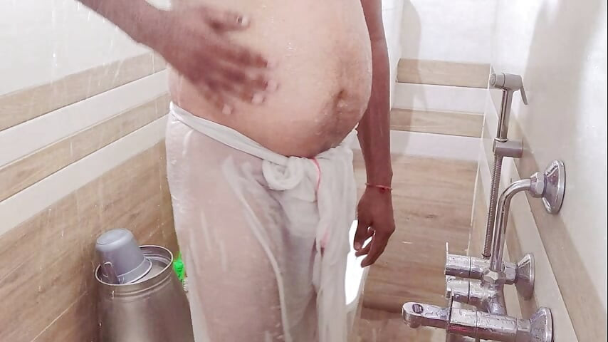 Desi muškarac dhoti nosi