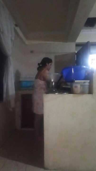 Bosku datang ke dapur untuk ngentot aku habis-habisan, aku sange banget!