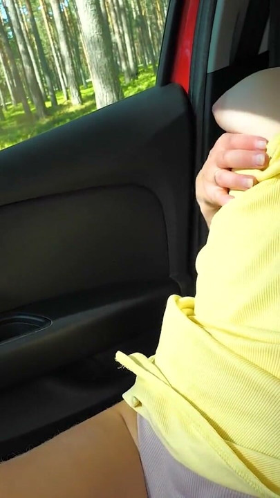 Solo menina se masturba em um carro na floresta até o orgasmo - ProgramrsWife | Clipe 3