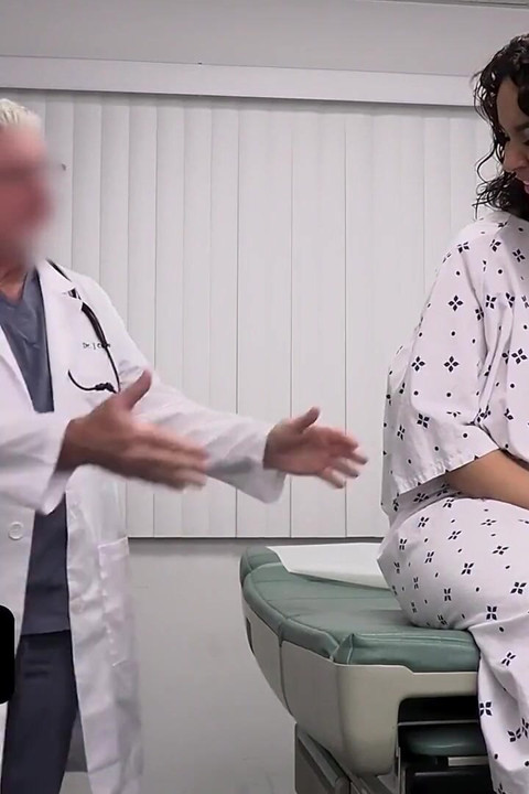 Minionă țâțoasă Natasha Nice și Crystal Chase primesc un tratament special de la doctorul pervers