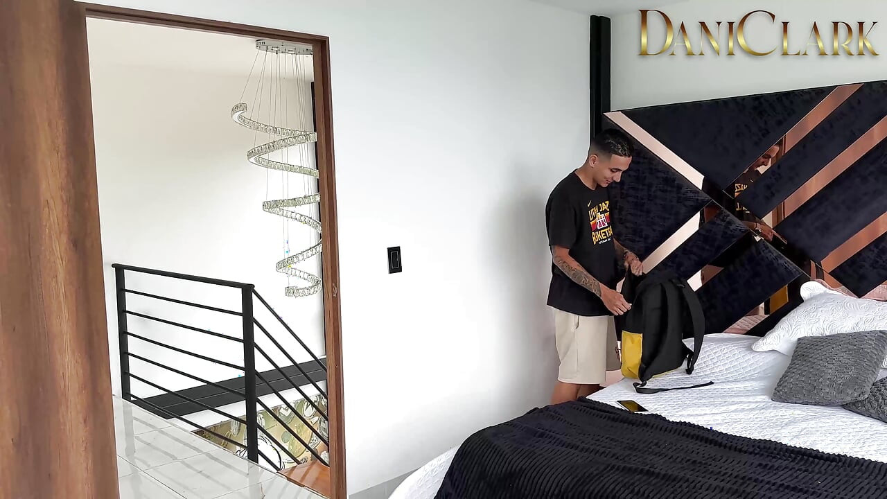 Sora Mea Vitregă Mă Prinde Masturbându-mă Și Ajungem Să Facem Sex