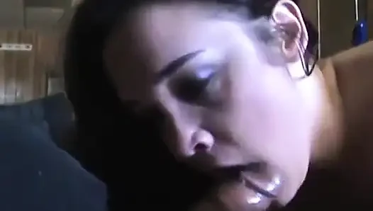 Azgın sparrow büyük yarakla gırtlağına kadar alıyor