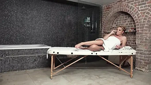 Ateşli orta yaşlı seksi kadın yarak emiyor ve derin amcığını siktiriyor