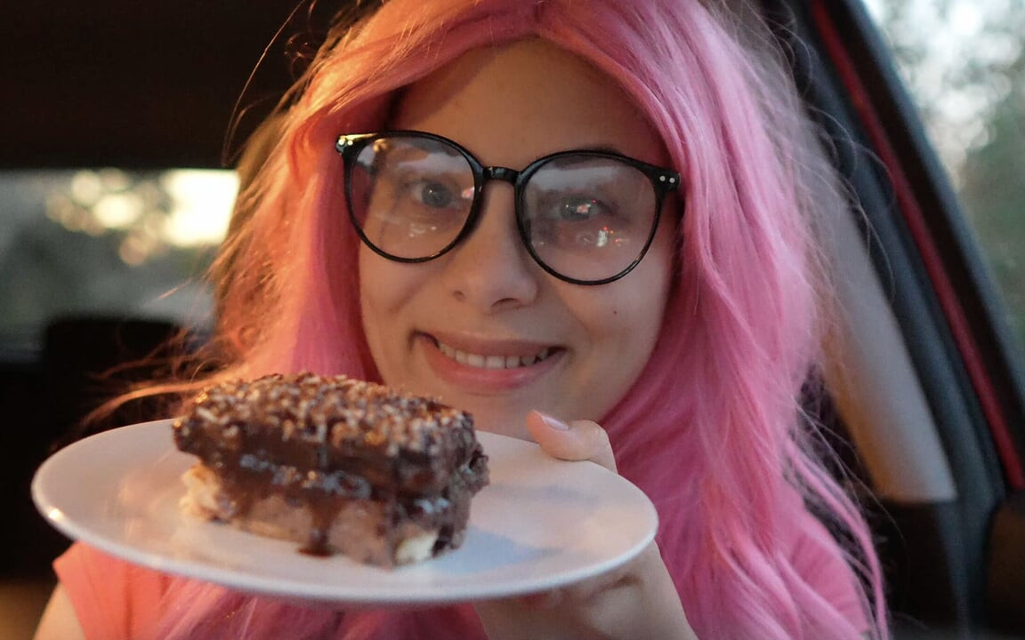 Me estoy comiendo una torta que hice yo mismo en mi auto. Ven a unirme, pruébalo juntos y te contaré lo que pienso de él.