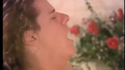 Kırmızı iç çamaşırlı seksi sarışın orta yaşlı seksi kadın profesyonel gibi anal sikişebilir