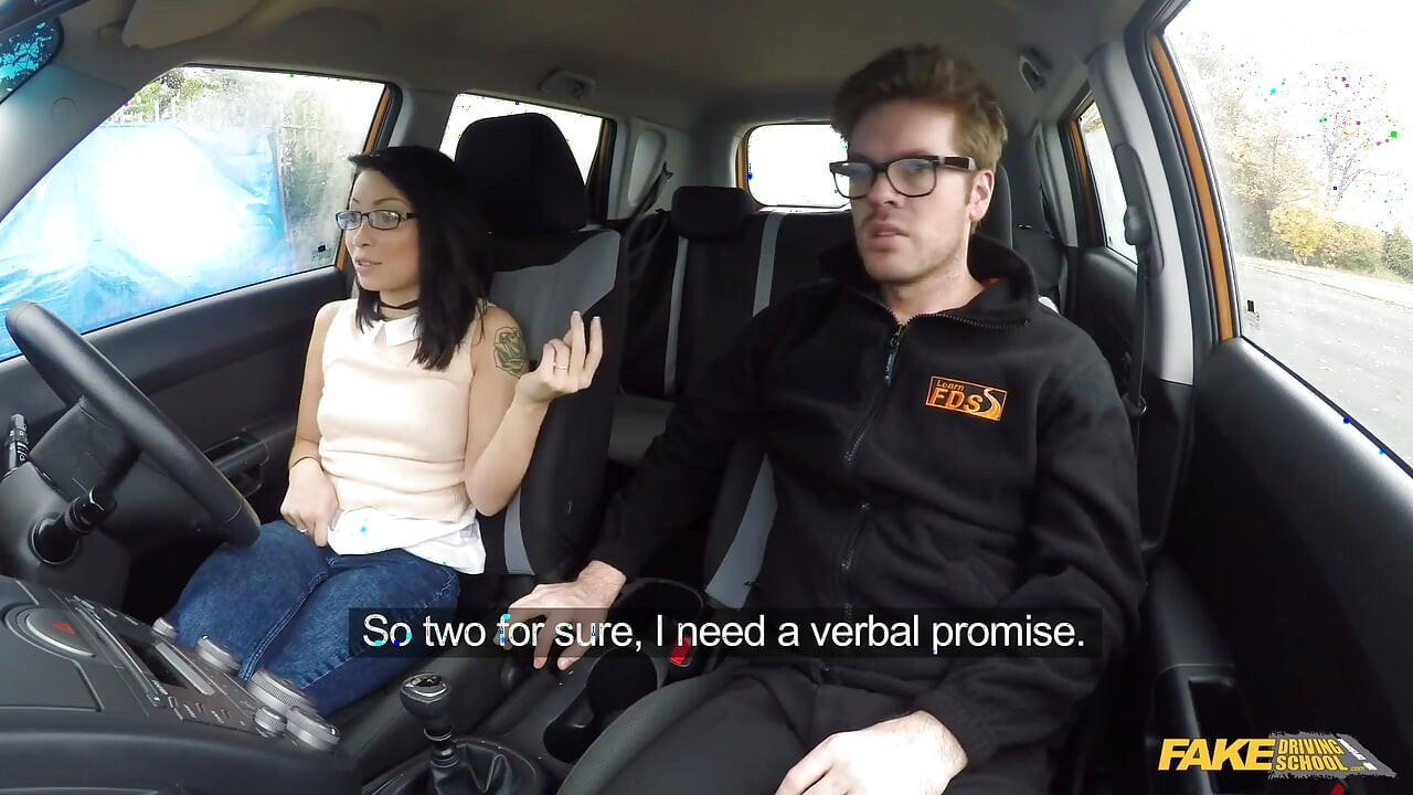 Fake driving college - neppe rij-instructeur een mooie Aziatische student in haar gezicht om zijn kater te vergeven