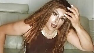 Sexy reife transvestit spielt mit sexspielzeug