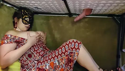 Kötü üvey anne horoz, sağım masasında tereyağlı ve lateks eldivenli yaramaz üvey oğlunu sağıyor. anal metresi perşembe