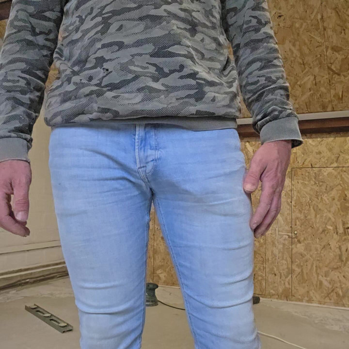Mostrando mi erección en el trabajo
