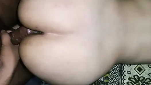 Melek kız sert yarağımı okşuyor ve ıslak amcığını gösteriyor ve sonra tam doğum günü takım elbisesiyle parçalanıyor