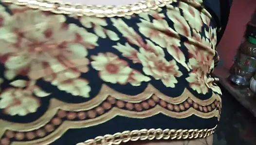 gawo ki gori gori chut ko chodne ka leya bhabi ne ashi raat ko padosi ka ghr ja kar  chut ka rus nekala