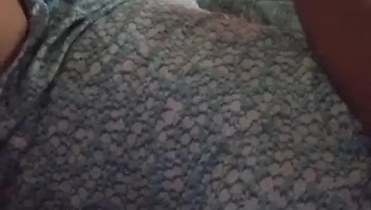 Sri-lankisches mädchen musterbation im badezimmer mit Dildo lust mit dicken möpsen und nasser muschi