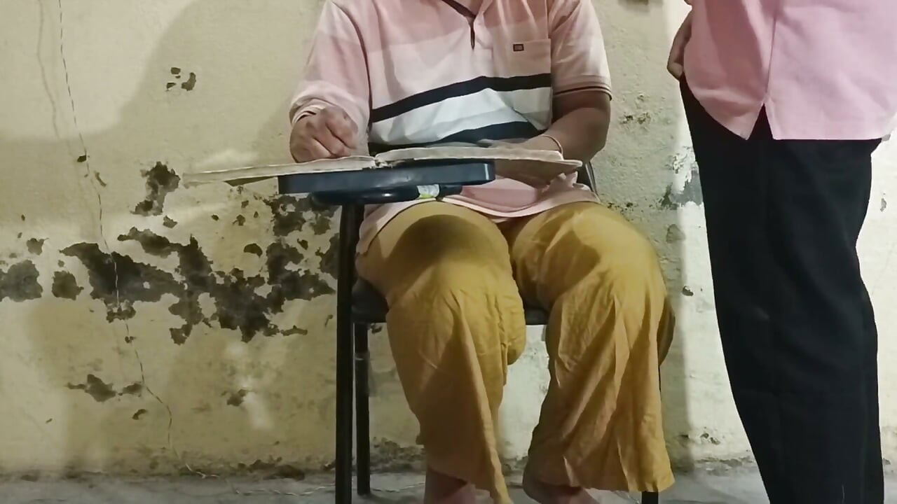 Güzel Hintli kadın genç üvey erkek kardeşiyle seks yapıyor