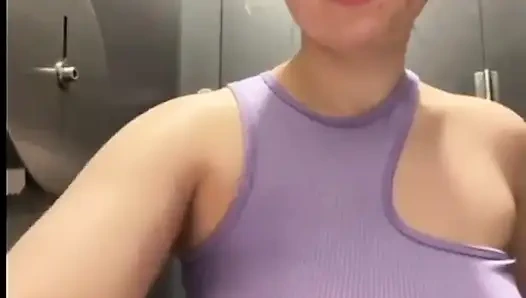 Fingering sempit cewek ini di tempat umum Duduk di muka. Cewek hot ini lagi asik masturbasi