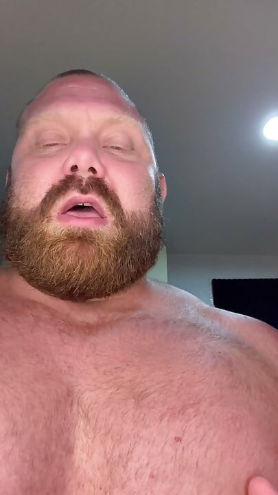 Muscle Ddy σε πιάνει να κρυφοκοιτάς