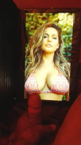 Kelly Brook semen homenaje