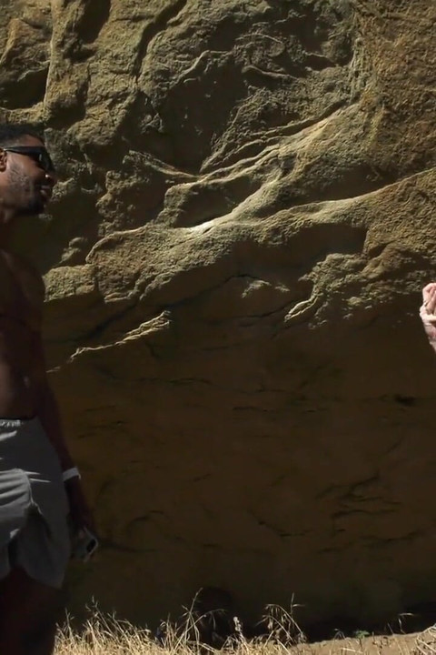 ชายผิวดําลามกเชิญ Skye Blue มาเย็ดกับคนผิวดําตัวยาว