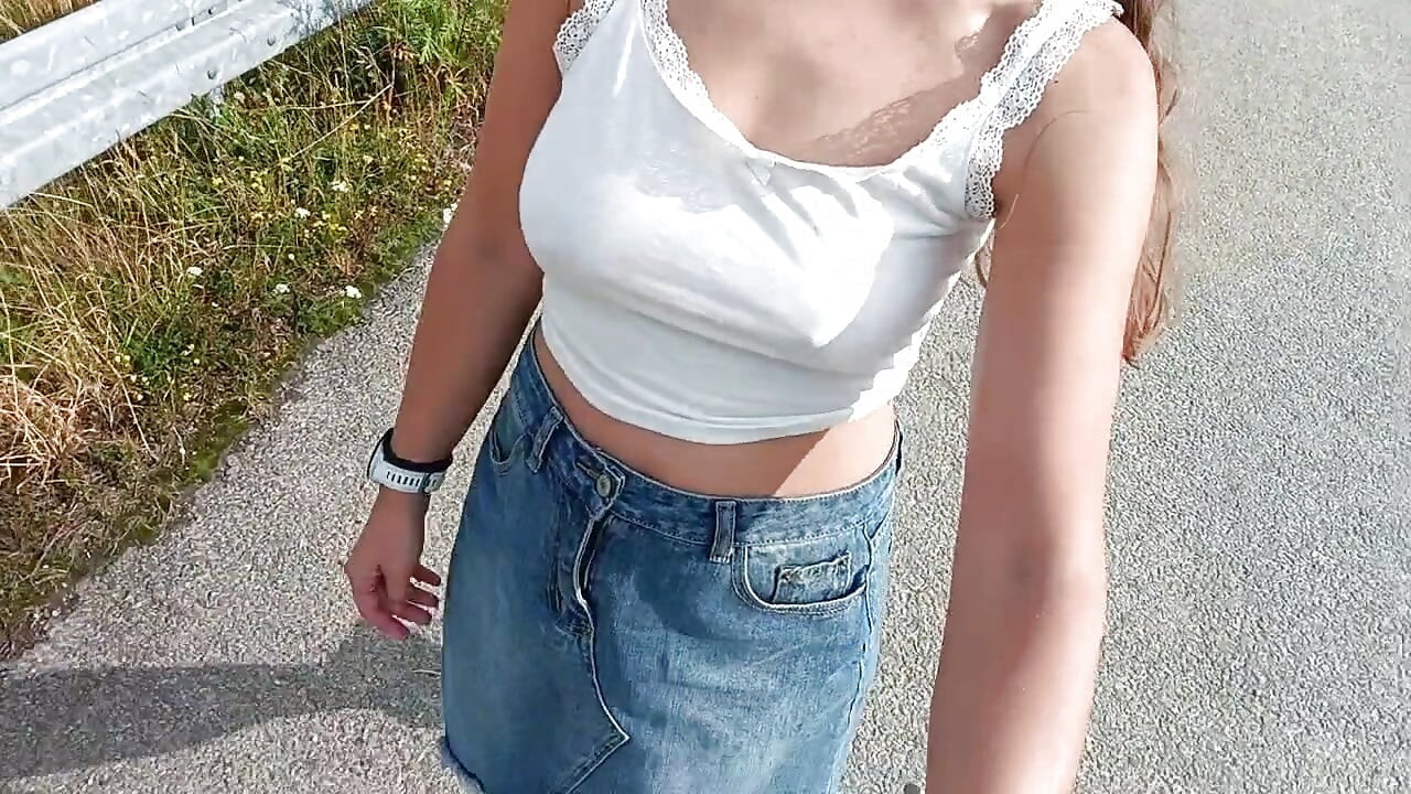 Enseñando el coño y las tetas en público por la calle