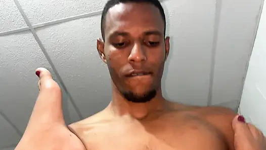 Застенчивая сексуальная девушка платит своему массажисту потрясающим сексом