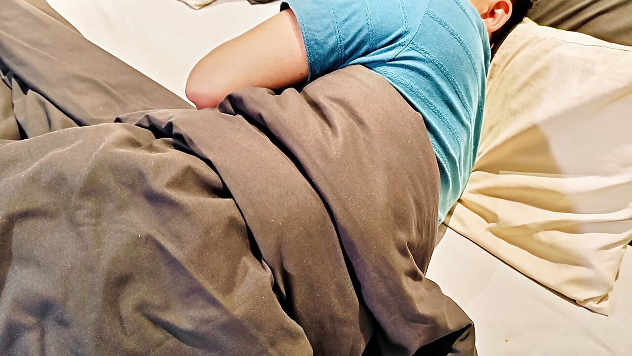 देसी हॉट सेक्सी सौतेली मम्मी अपने सौतेले बेटे की बरामदगी को ढीला करना चाहती है। हिंदी रोलप्ले.