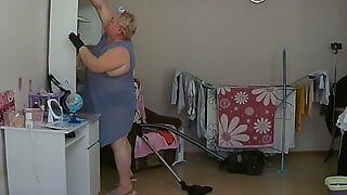 私は義母を覗き見し、彼女が裸で掃除機をかけているのを見ました